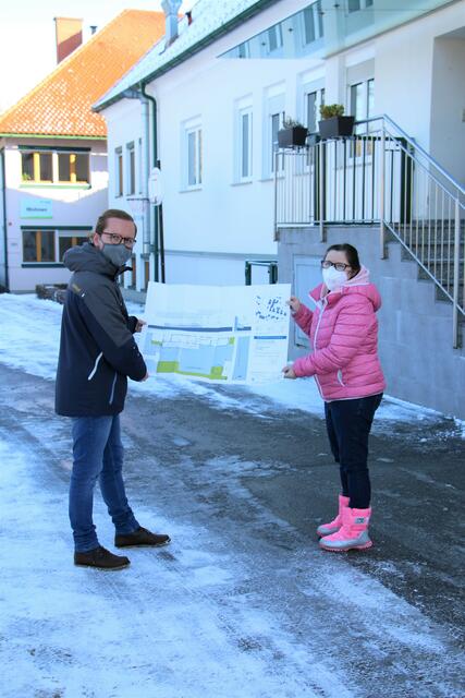 Margit Hauser und Lebenshilfe-Geschäftsführer Armin Lorenz bei einer Besprechung im Außenbereich des Standorts in der Buchwaldstraße. | Foto: Lebenshilfe