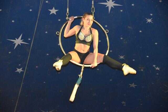 Ginny Spindler zeigt Akrobatik unter der Zirkuskuppel. | Foto: Michael Strini