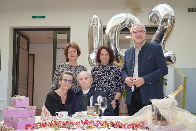 vorne: Karin Markovics und Rudolf Mayer, hinten: Ursula Gärtner, Eva Grabbe, MBA, Direktor Martin Wieczorek | Foto: Maria Hoffmann