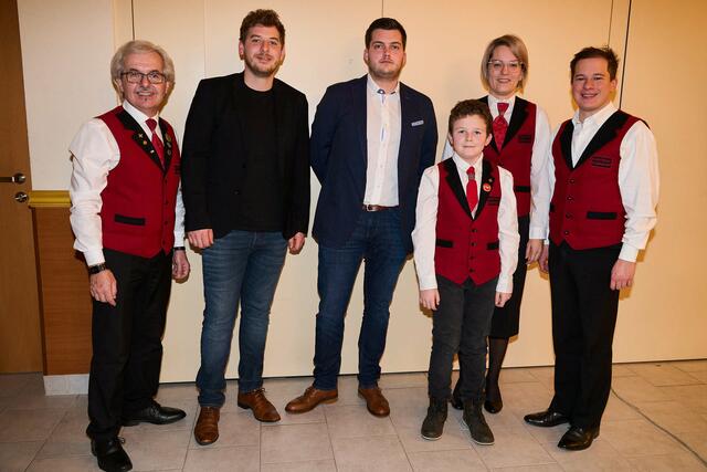 Obmann Manfred Knebel (links), Kapellmeister Tobias Winter (rechts) und Bezirksobfrau Stephanie Klein (2. v. r.) mit den musikalischen Neuzugängen.  | Foto: Bezirksblasmusikverband/Marousek