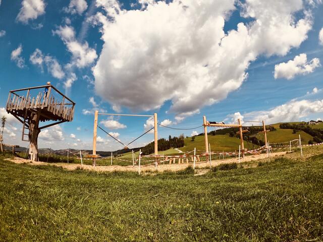 Tolle Attraktionen wie Kletterwand, Balancierbalken, Reckstange, Schwingseil und viel mehr warten im Motorikpark Laussa auf Kinder und Fitnessbegeisterte.  | Foto: C. Vorderwinkler