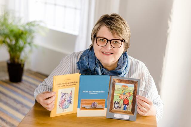 Ingrid Steinkellner liebt Schreiben. Mittlerweile hält sie bereits drei liebevolle Bücher in Händen. | Foto: Karin Bergmann