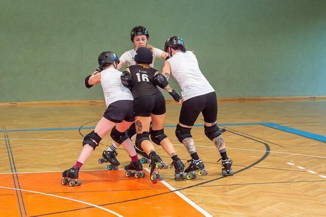 Blaue Flecken und Schürfungen gehören zum Roller Derby dazu – schwerere Verletzungen wie Knöchelbrüche oder Gehirnerschütterungen sind die Ausnahme.  | Foto: Brand Images