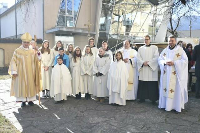 Großes Gruppenfoto nach dem Festgottesdienst in der Stadtpfarrkirche Deutschlandsberg | Foto: Fineart Photos by Andrea Schober