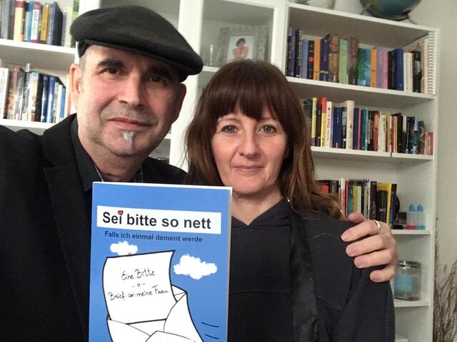 Vereinsvorsitzender Christian Holzer und seine Frau Jutta de Cillia haben den neuen Mürzzuschlager Verein "alzheimer public" gegründet und eine Broschüre veröffentlicht.  | Foto: Holzer