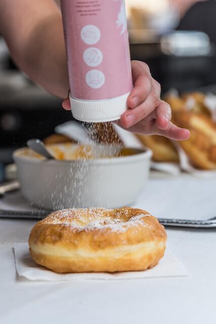 Frisch gebacken und mit Staubzucker bestreut schmecken die Bauernkrapfen am besten. | Foto: alho007/panthermedia