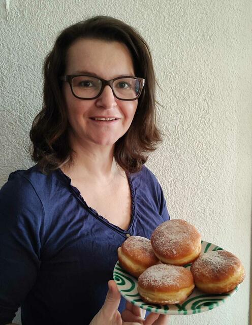 Elisabeth Gneissl mit ihren „typischen Faschingskrapfen“. | Foto: OÖ Bauernbund