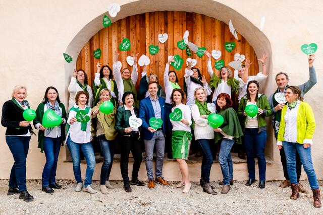 Treffen in Frohnleiten: Reihe vorne: 5.von links, Vorsitzende Sylvia Loidolt, Bürgermeister Johannes Wagner, Geschäftsführerin Susanne Haubenhofer sowie das Team des Tourismusverbandes Region Graz | Foto: Region Graz, Mias Photoart