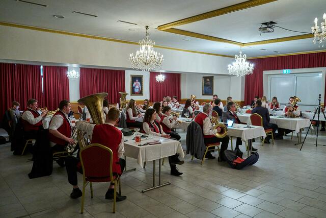 Versammlung mit musikalischer Einlage.  | Foto: Bezirksblasmusikverband/Marousek