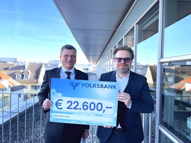 Volksbank-Vorstand Richard Ecker (li.) und BRS-Geschäftsführer Thomas Reiter freuen sich über den Erlös, der Menschen in der Region hilft. | Foto: BRS