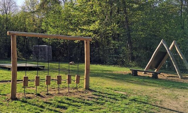 Kletterstation, Bodentrampolin, Reck, Barren und Balancierbalken gibt es entlang des sanierten Fitnessweges Leithenholz in Sierning. | Foto: Martkgemeinde Sierning