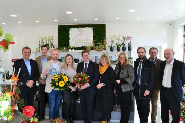 Vizebürgermeister Stadtrat Mag. Klaus Schinninger, Stadtrat Stefan Ganzert, Georg und Jehona Kroißböck (Gärtnerei und Blumenatelier Kroißböck), Bürgermeister Dr. Andreas Rabl, Gemeinderätin Silvia Huber, MPA, Vizebürgermeisterin Christa Raggl-Mühlberger, Stadtrat Dr. Martin Oberndorfer, Peter Jungreithmair, MBA (GF Wels Marketing &amp; Touristik GmbH) und Willhelm Kroißböck | Foto: Wels Marketing &amp; Touristik GmbH