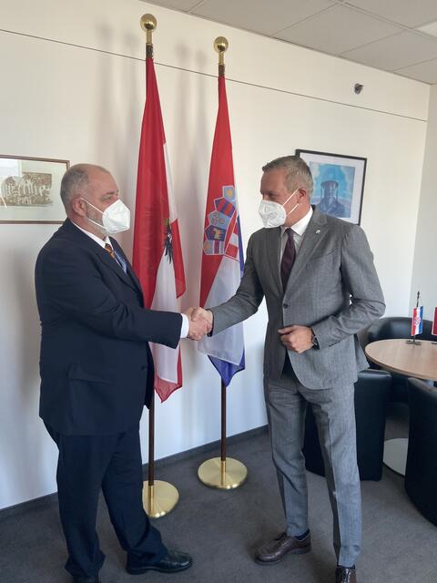 Dragan Babović, der stellvertretende Grenzschutzchef Kroatiens, begrüßte Mario Kunasek in Zagreb. | Foto: M. Klug