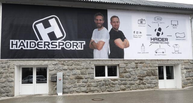 Dominik (links) und Christoph Haider lachen groß von ihrem neuen Firmenstandort in Trölsberg 69 in Freistadt.  | Foto: Haider
