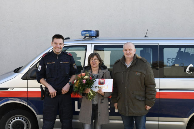 Merci! Die Beamten Christian Reichl (l.) und Gerald Payer (r.) von der PI Freistadt bedanken sich bei Maria Kafka mit Blumen und Süßem. | Foto: Polizei Freistadt