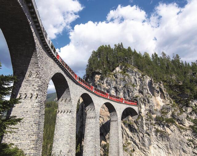  Der weltbekannte Bernina Express der Rhätischen Bahn auf dem Landwasserviadukt. | Foto: Rhätische Bahn