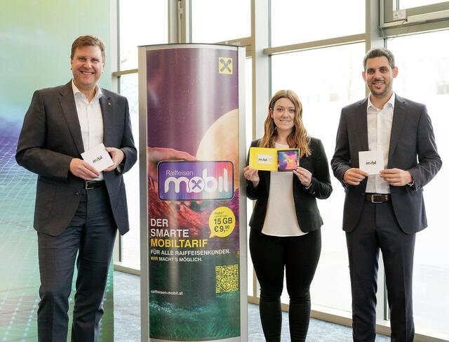 Ideengeber und starker Motor für die Entwicklung des ersten Mobilfunk-Produktes im österreichischen Bankenbereich (vlnr): Mag. Thomas Wass (Stv. Vorstandsvorsitzender RLB Tirol AG), Tanja Knoll M.Sc. (Geschäftsführerin Raiffeisen Club Tirol) und Daniel Kaldinazzi (Omnikanal-Vertrieb RLB Tirol AG und GF des Raiffeisen Club Tirol). | Foto: RLB Tirol/Aria Sadr-Salek