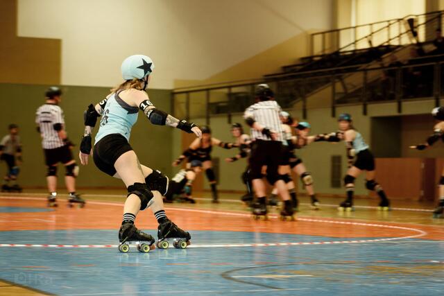 Auch Geschwindigkeit spielt eine Rolle, beim Roller Derby. | Foto: Hannes Ramsenthaler