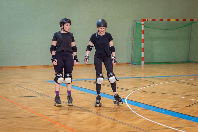 Verena Borecky erklärt, worauf es beim Roller Derby ankommt.  | Foto: Brand Images