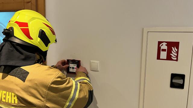 Die Feuerwehr musste den defekten Melder reparieren und die Anlage zurückstellen. | Foto: Freiwillige Feuerwehr Tamsweg