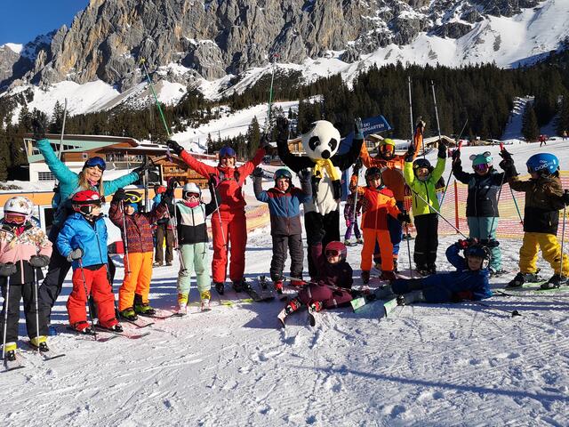 Die Kinder und Lehrpersonen hatten jede Menge Spaß beim "Turnunterricht" auf der Ehrwalder Alm. | Foto: privat