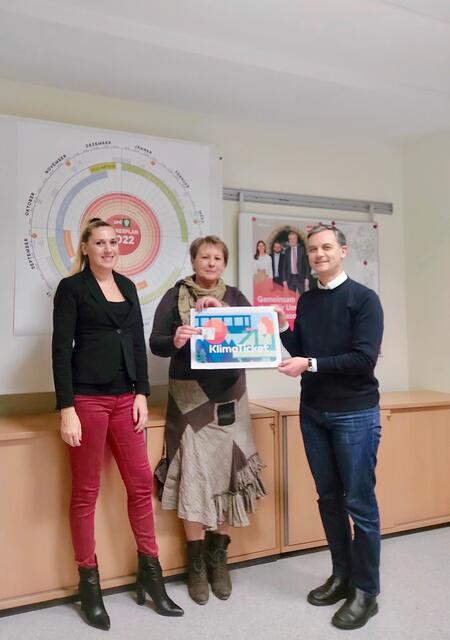 Amela Hirzberger (l.) und LAbg. Wolfgang Dolesch überreichten Andrea Schranz das Klimaticket. | Foto: SPÖ Oststeiermark