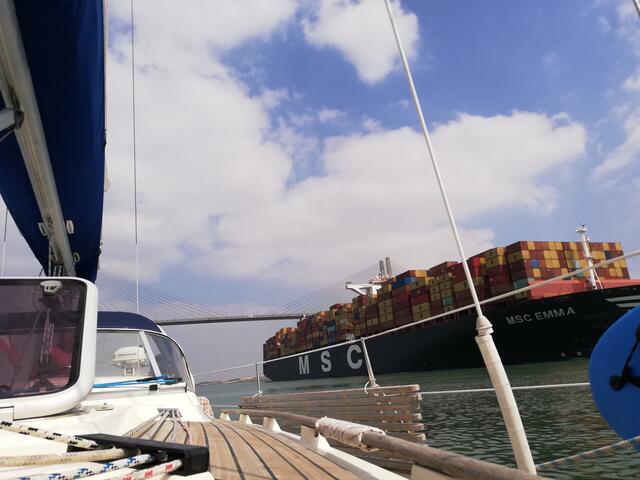 Mitten im Suezkanal.  | Foto: Puttinger