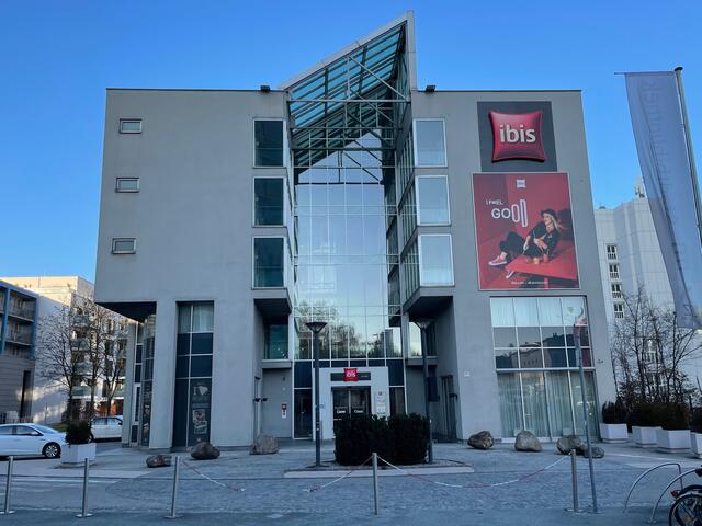 Aus 146 Hotelzimmern sollen hier 104 Wohnungen entstehen. | Foto: BRS/Diabl