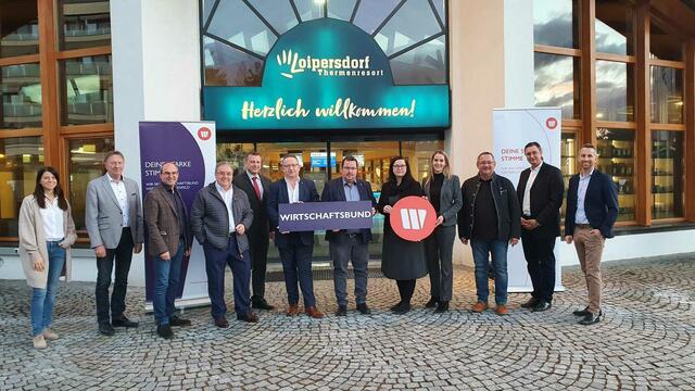 Christian Sommerbauer und Simone Pfeiffer mit Kollegen aus den Nachbarbezirken und Vertretern der Therme Bad Loipersdorf. | Foto: KK