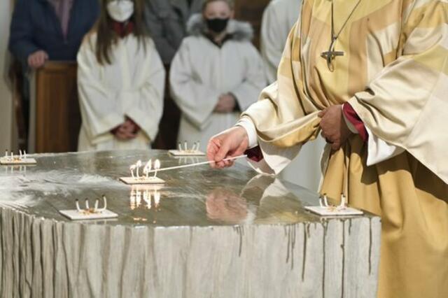 Die fünf Feuerstellen am Altar stehen symbolisch für die fünf Wundmahle Jesu. | Foto: Fineart Photos by Andrea Schober