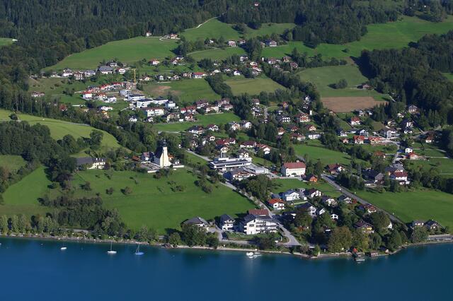 Auch in Steinbach am Attersee sind Nebenwohnsitze in der Überzahl. Das hat Auswirkungen auf das Dorfleben. Schülerzahlen und Vereinsnachwuchs hängen unter anderem damit zusammen.