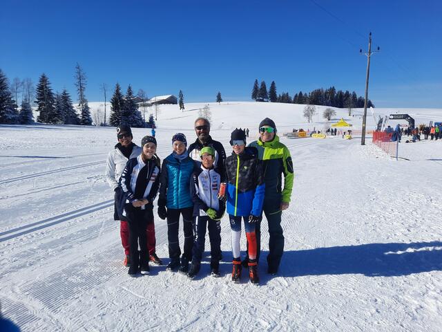 Die vier AthletInnen vom SC Tannheimer Tal mit ihrem Trainerteam. | Foto: privat