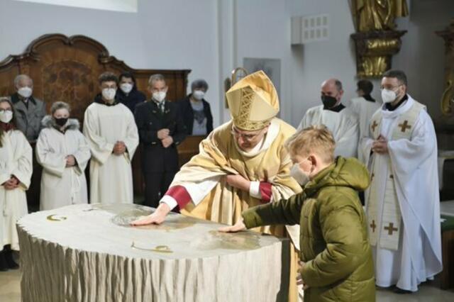 Balsamierung des neuen Volksaltars in der Stadtpfarrkirche Deutschlandsberg mit Chrisam-Öl durch Diözesanbischof Wilhelm Krautwaschl | Foto: Fineart Photos by Andrea Schober