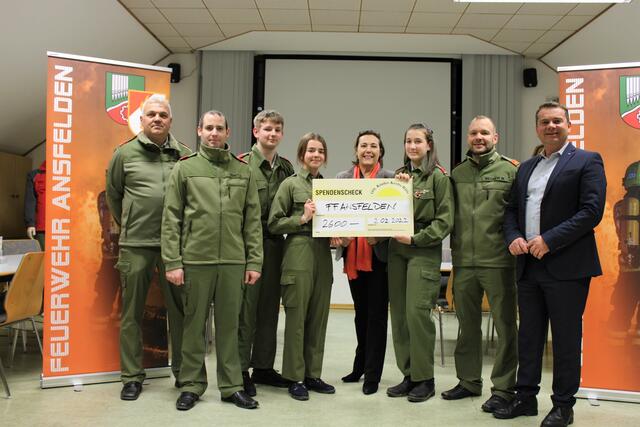 Die eingenommenen Spenden wurden im Beisein von Bürgermeister Christian Partoll übergeben. | Foto: Stadtgemeinde Ansfelden