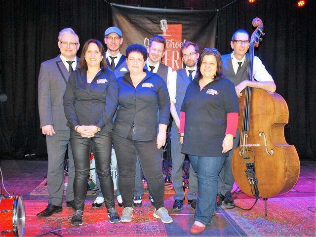 Für Begeisterung sorgten die „Old School Basterds“ mit Musik aus den 50ern bei ihrem Auftritt in der Waldviertler Kammerbühne in Ottenschlag v.l. Pianist Jerry Lee, Monika Lagler, Sänger Stanley, Susanne Rameder, Gitarrist Johnny, Karina Mittermeir und Bassist Vincenco. | Foto: Waldviertler Kammerbühne