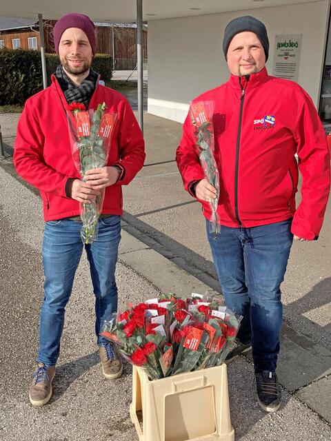 Bürgermeister Daniel Lachmayr und das Team der SPÖ Ennsdorf verteilten Valentinstags-Nelken an die Ennsdorfer.  | Foto: SPÖ Ennsdorf 