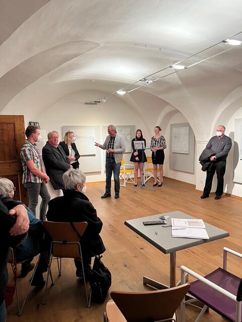 Wilfried Kuß bei der Wiedereröffnung der Galerie im Drauknie mit Bildern von Caro Meinl.  | Foto: privat