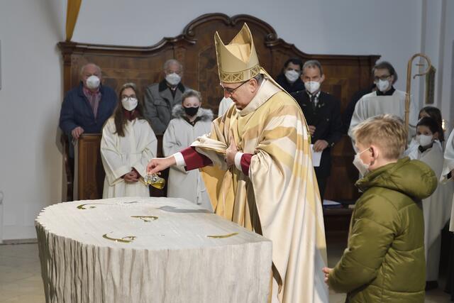 Die Balsamierung des neuen Altars in der Stadtpfarrkirche durch Diözesanbsichof Wilhelm Krautwaschl | Foto: Fineart Photos by Andrea Schober