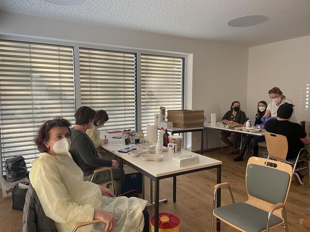 Das Land Burgenland setzt weiterhin auf Mobile Impfteams in den Gemeinden, so wie vergangenen Donnerstag in Halbturn. | Foto: Kathrin Haider