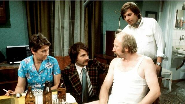 Über mehrere Jahrzehnte zählte er zu den erfolgreichsten Film- und Fernsehregisseuren Österreichs – sein "Mundl" wurde zur Kultfigur einer ganzen Nation. Am Set Reinhard Schwabenitzky (stehend) mit Karl Merkatz (Edmund "Mundl" Sackbauer), Klaus Rott und Ingrid Burkhard. | Foto: ORF
