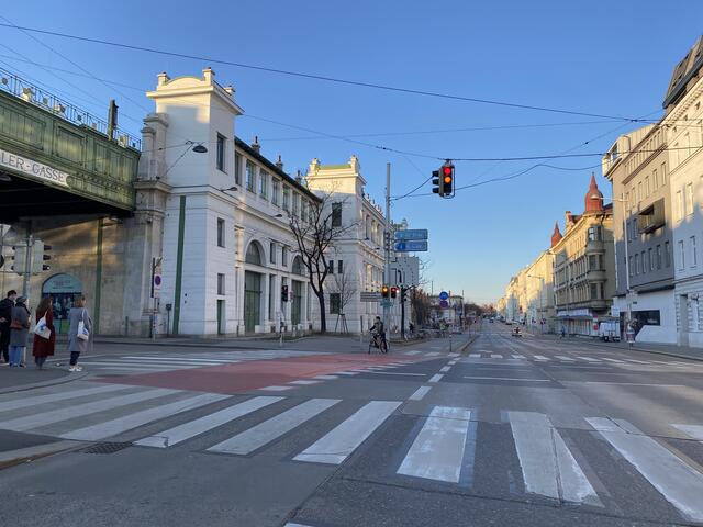 Die U-Bahn-Station Währinger Straße ist besonders gefährlich, da der Radweg zu nahe am U-Bahn-Ausgang geführt wird. Menschen, die die Station verlassen, sehen heranfahrende Radlerinnen und Radler oft nicht.  | Foto: Julia Schmidt
