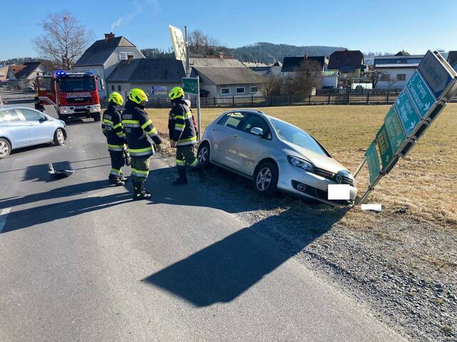 Das eine Unfallauto krachte in Pichling gegen eine Hinweistafel und knickte sie um. | Foto: FF Köflach