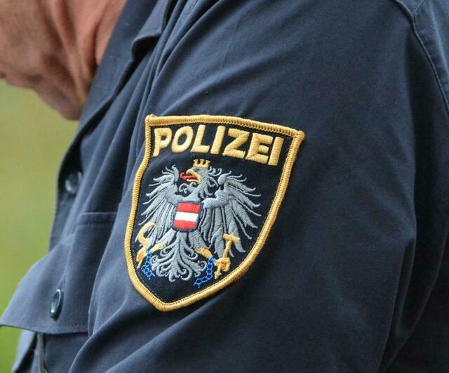 Polizisten konnten den alkoholisierten Mann nicht beruhigen: Festnahme.  | Foto: Hofmüller 