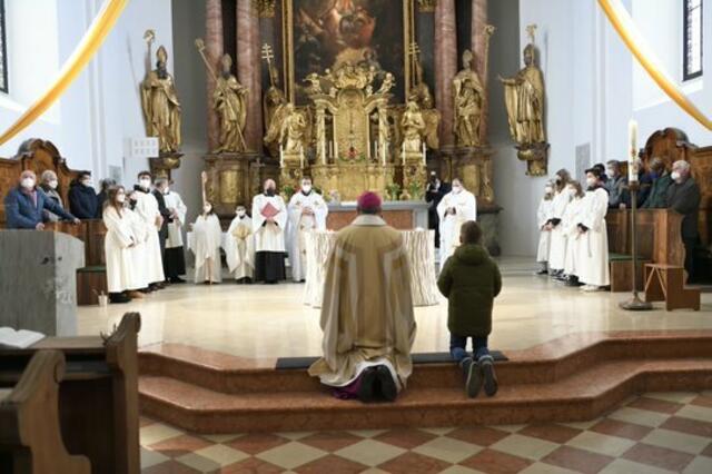 Der große Festgottesdienst mit Altarweihe in der Stadtparrkirche Deutschlandbserg: Diözesanbischof Wilhelm Krautwaschl kniet vor dem neuen Volksaltar. | Foto: Fineart Photos by Andrea Schober
