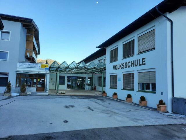 In der Brandenberger Volksschule ist auch ein Kindergarten untergebracht. Seit diesem Jahr gibt es zu wenige Plätze für Kinder - als Übergangslösung wird ein Werkraum umfunktioniert. | Foto: Christoph Klausner
