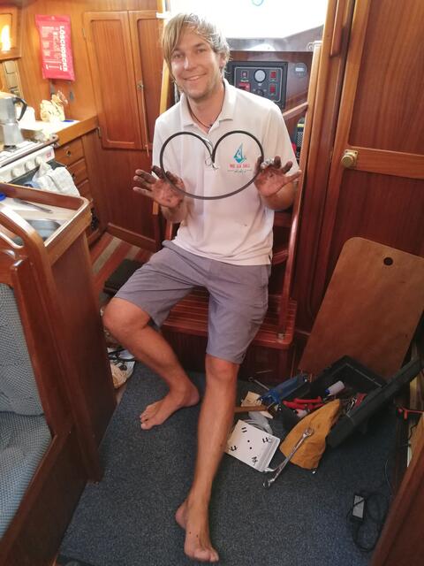 Panne mitten im Suezkanal: Der Keilriemen ist gerissen.  | Foto: Puttinger