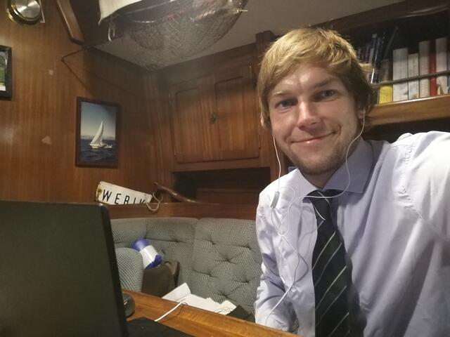 Homeoffice im indischen Ozean: Michael Puttinger auf seiner 11 Meter langen Sunbeam namens "Webik".   | Foto: Puttinger