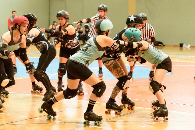 Beim Derby wird mit harten Bandagen gekämpft. | Foto: Hannes Ramsenthaler