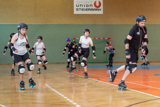 Bevor es zum Kontakt-Training geht, werden erst einmal ein paar Runden gedreht.  | Foto: Brand Images