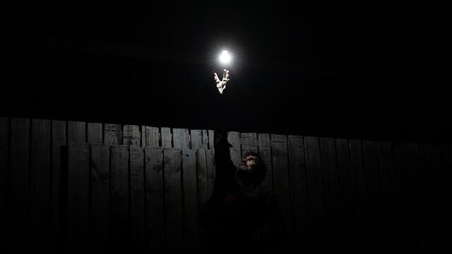 Max Simonischek spielt ein Menschentier in einer unterirdischen Welt. | Foto: Andrea Leichtfried